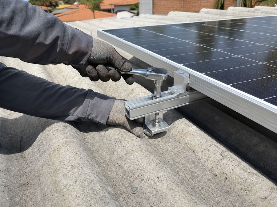 Técnico fixando painel solar em telhado de fibrocimento