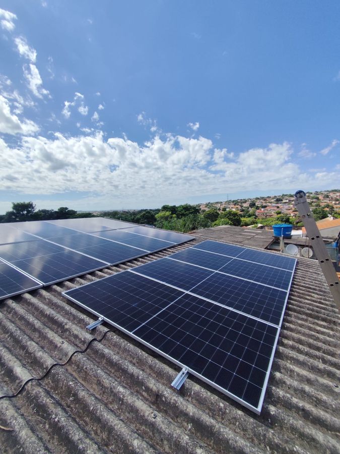 Painéis solares instalados em telhado de fibrocimento em Sarandi